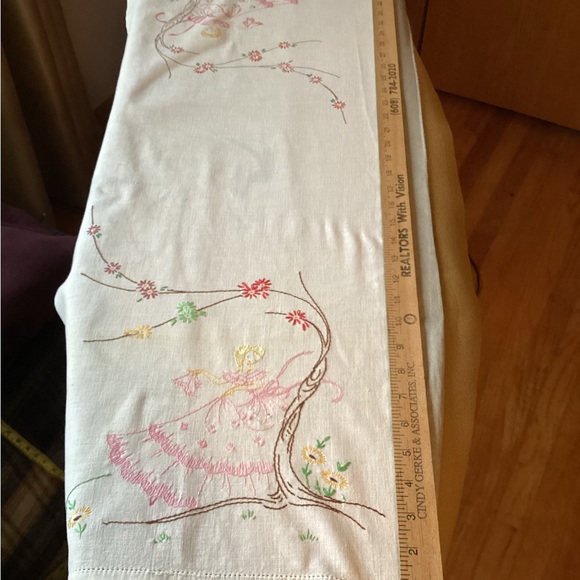 Sweet vintage table runner, approx 38” x 14.5” - Picture 2 of 9